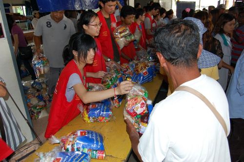 ภาพ No.3784:มูลนิธิธรรมกายช่วยภัยน้ำท่วม ปี พ.ศ.2554 ที่ จ.ชัยนาท