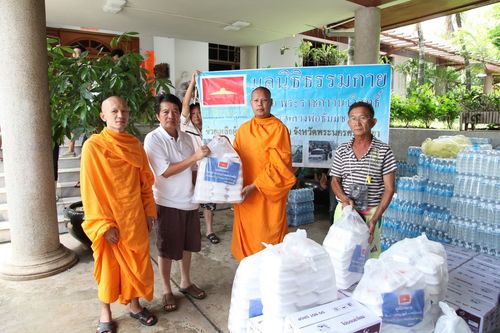 ภาพ No.3787:มูลนิธิธรรมกายช่วยภัยน้ำท่วม ปี พ.ศ.2554 ที่ ต.เกาะเรียน พระนครศรีอยุธยา