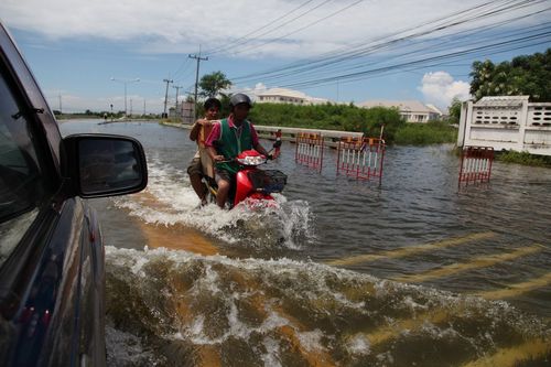 มูลนิธิธรรมกายช่วยภัยน้ำท่วม ปี พ.ศ.2554 ที่ ต.เกาะเรียน พระนครศรีอยุธยา