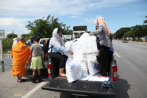 ภาพ No.3788:มูลนิธิธรรมกายช่วยภัยน้ำท่วม ปี พ.ศ.2554 ที่ ต.เกาะเรียน พระนครศรีอยุธยา