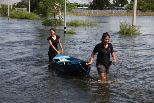 ภาพ No.3793:มูลนิธิธรรมกายช่วยภัยน้ำท่วม ปี พ.ศ.2554 ที่ ต.เกาะเรียน พระนครศรีอยุธยา