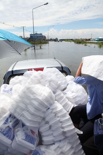ภาพ No.3794:มูลนิธิธรรมกายช่วยภัยน้ำท่วม ปี พ.ศ.2554 ที่ ต.เกาะเรียน พระนครศรีอยุธยา