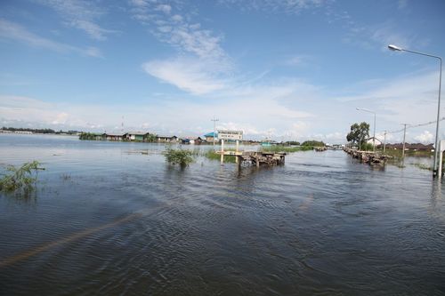 ภาพ No.3796:มูลนิธิธรรมกายช่วยภัยน้ำท่วม ปี พ.ศ.2554 ที่ ต.เกาะเรียน พระนครศรีอยุธยา