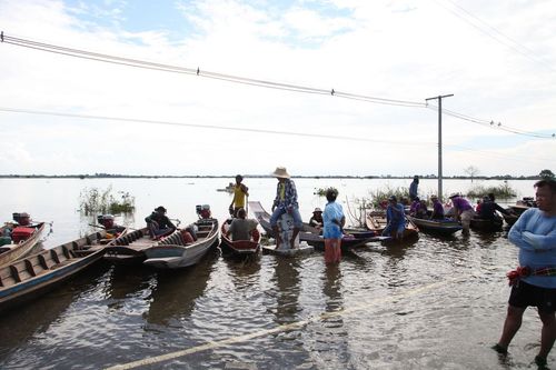 ภาพ No.3800:มูลนิธิธรรมกายช่วยภัยน้ำท่วม ปี พ.ศ.2554 ที่ ต.เกาะเรียน พระนครศรีอยุธยา