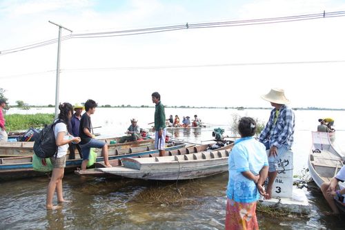 ภาพ No.3799:มูลนิธิธรรมกายช่วยภัยน้ำท่วม ปี พ.ศ.2554 ที่ ต.เกาะเรียน พระนครศรีอยุธยา