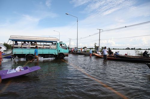 ภาพ No.3801:มูลนิธิธรรมกายช่วยภัยน้ำท่วม ปี พ.ศ.2554 ที่ ต.เกาะเรียน พระนครศรีอยุธยา