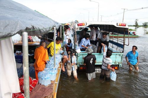 ภาพ No.3802:มูลนิธิธรรมกายช่วยภัยน้ำท่วม ปี พ.ศ.2554 ที่ ต.เกาะเรียน พระนครศรีอยุธยา