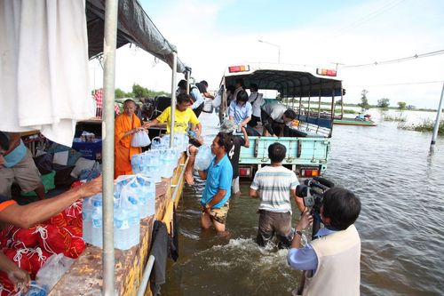 ภาพ No.3805:มูลนิธิธรรมกายช่วยภัยน้ำท่วม ปี พ.ศ.2554 ที่ ต.เกาะเรียน พระนครศรีอยุธยา