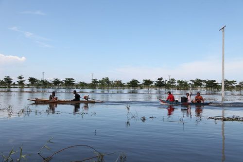 ภาพ No.3803:มูลนิธิธรรมกายช่วยภัยน้ำท่วม ปี พ.ศ.2554 ที่ ต.เกาะเรียน พระนครศรีอยุธยา