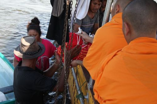 ภาพ No.3807:มูลนิธิธรรมกายช่วยภัยน้ำท่วม ปี พ.ศ.2554 ที่ ต.เกาะเรียน พระนครศรีอยุธยา