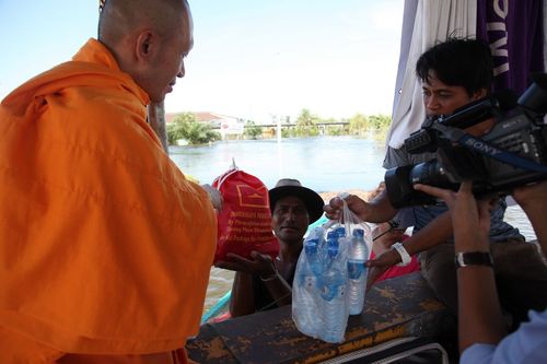 ภาพ No.3806:มูลนิธิธรรมกายช่วยภัยน้ำท่วม ปี พ.ศ.2554 ที่ ต.เกาะเรียน พระนครศรีอยุธยา