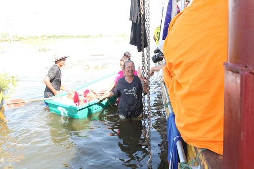 ภาพ No.3808:มูลนิธิธรรมกายช่วยภัยน้ำท่วม ปี พ.ศ.2554 ที่ ต.เกาะเรียน พระนครศรีอยุธยา