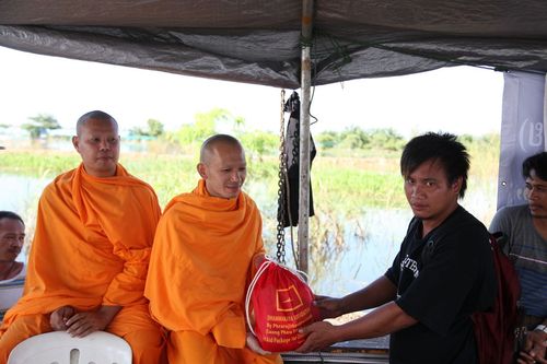 ภาพ No.3811:มูลนิธิธรรมกายช่วยภัยน้ำท่วม ปี พ.ศ.2554 ที่ ต.เกาะเรียน พระนครศรีอยุธยา