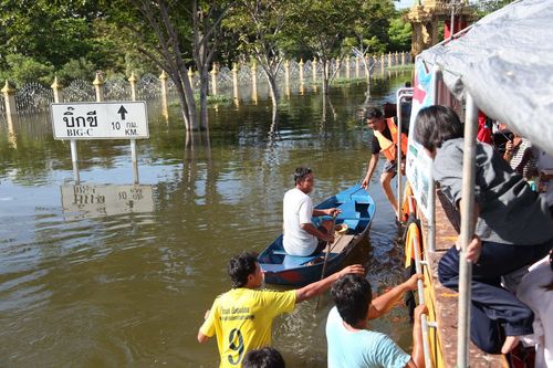 ภาพ No.3816:มูลนิธิธรรมกายช่วยภัยน้ำท่วม ปี พ.ศ.2554 ที่ ต.เกาะเรียน พระนครศรีอยุธยา