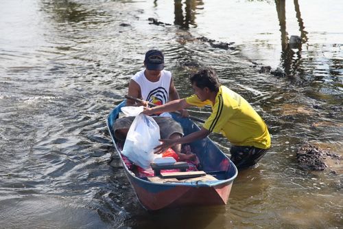 ภาพ No.3818:มูลนิธิธรรมกายช่วยภัยน้ำท่วม ปี พ.ศ.2554 ที่ ต.เกาะเรียน พระนครศรีอยุธยา
