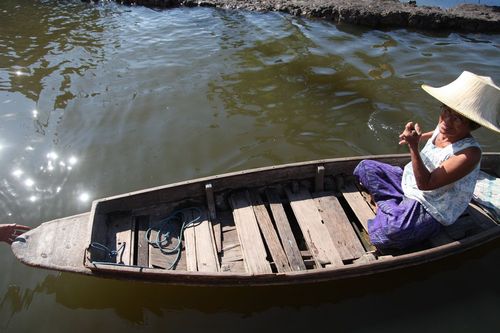 ภาพ No.3817:มูลนิธิธรรมกายช่วยภัยน้ำท่วม ปี พ.ศ.2554 ที่ ต.เกาะเรียน พระนครศรีอยุธยา