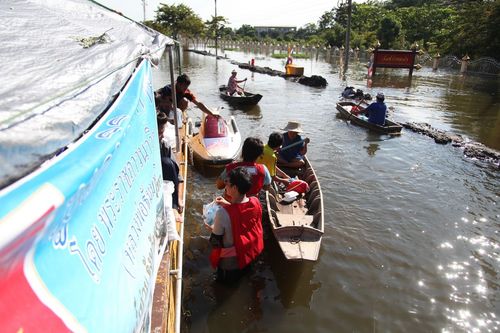 ภาพ No.3820:มูลนิธิธรรมกายช่วยภัยน้ำท่วม ปี พ.ศ.2554 ที่ ต.เกาะเรียน พระนครศรีอยุธยา