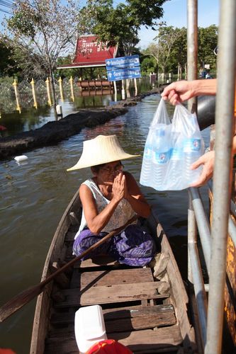 ภาพ No.3823:มูลนิธิธรรมกายช่วยภัยน้ำท่วม ปี พ.ศ.2554 ที่ ต.เกาะเรียน พระนครศรีอยุธยา