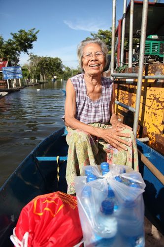 ภาพ No.3824:มูลนิธิธรรมกายช่วยภัยน้ำท่วม ปี พ.ศ.2554 ที่ ต.เกาะเรียน พระนครศรีอยุธยา