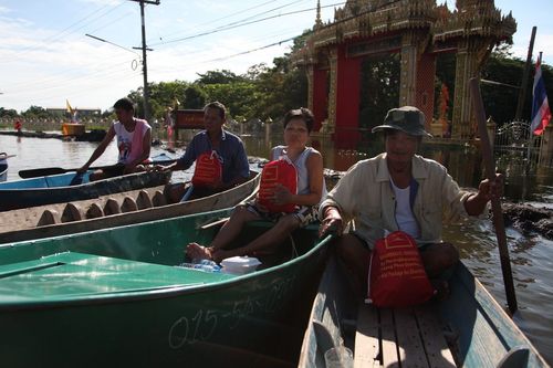 ภาพ No.3826:มูลนิธิธรรมกายช่วยภัยน้ำท่วม ปี พ.ศ.2554 ที่ ต.เกาะเรียน พระนครศรีอยุธยา