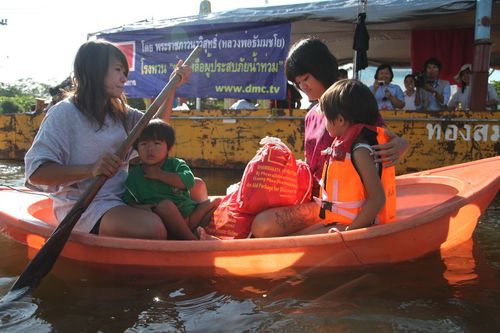 ภาพ No.3827:มูลนิธิธรรมกายช่วยภัยน้ำท่วม ปี พ.ศ.2554 ที่ ต.เกาะเรียน พระนครศรีอยุธยา