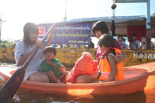 ภาพ No.3828:มูลนิธิธรรมกายช่วยภัยน้ำท่วม ปี พ.ศ.2554 ที่ ต.เกาะเรียน พระนครศรีอยุธยา