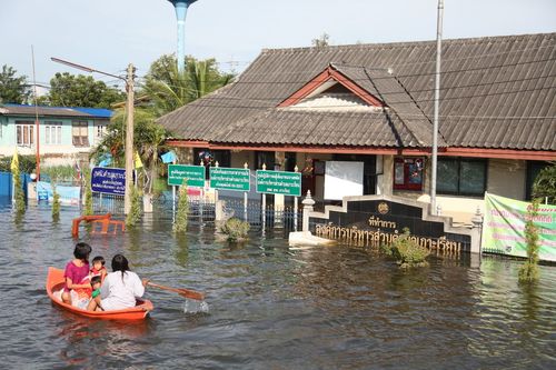 ภาพ No.3830:มูลนิธิธรรมกายช่วยภัยน้ำท่วม ปี พ.ศ.2554 ที่ ต.เกาะเรียน พระนครศรีอยุธยา