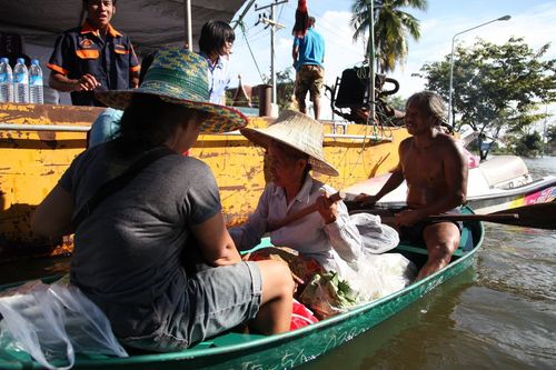 ภาพ No.3829:มูลนิธิธรรมกายช่วยภัยน้ำท่วม ปี พ.ศ.2554 ที่ ต.เกาะเรียน พระนครศรีอยุธยา