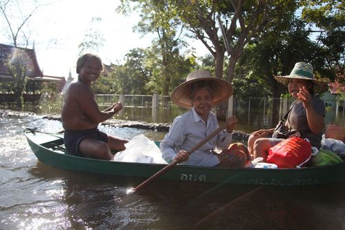 ภาพ No.3831:มูลนิธิธรรมกายช่วยภัยน้ำท่วม ปี พ.ศ.2554 ที่ ต.เกาะเรียน พระนครศรีอยุธยา