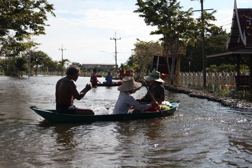 ภาพ No.3832:มูลนิธิธรรมกายช่วยภัยน้ำท่วม ปี พ.ศ.2554 ที่ ต.เกาะเรียน พระนครศรีอยุธยา