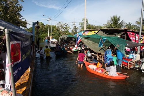 ภาพ No.3833:มูลนิธิธรรมกายช่วยภัยน้ำท่วม ปี พ.ศ.2554 ที่ ต.เกาะเรียน พระนครศรีอยุธยา