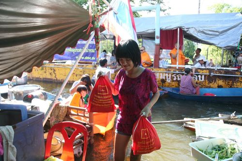 ภาพ No.3835:มูลนิธิธรรมกายช่วยภัยน้ำท่วม ปี พ.ศ.2554 ที่ ต.เกาะเรียน พระนครศรีอยุธยา