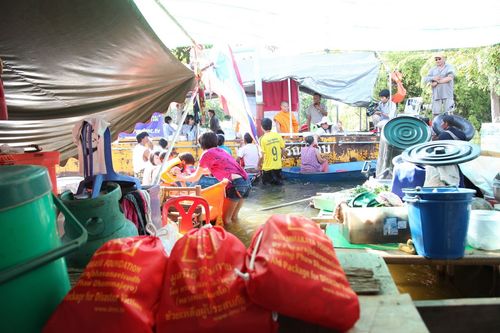 ภาพ No.3834:มูลนิธิธรรมกายช่วยภัยน้ำท่วม ปี พ.ศ.2554 ที่ ต.เกาะเรียน พระนครศรีอยุธยา