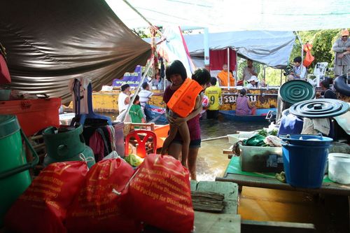 ภาพ No.3837:มูลนิธิธรรมกายช่วยภัยน้ำท่วม ปี พ.ศ.2554 ที่ ต.เกาะเรียน พระนครศรีอยุธยา