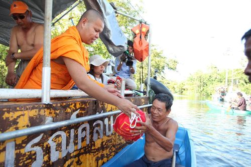 ภาพ No.3836:มูลนิธิธรรมกายช่วยภัยน้ำท่วม ปี พ.ศ.2554 ที่ ต.เกาะเรียน พระนครศรีอยุธยา