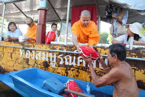 ภาพ No.3838:มูลนิธิธรรมกายช่วยภัยน้ำท่วม ปี พ.ศ.2554 ที่ ต.เกาะเรียน พระนครศรีอยุธยา