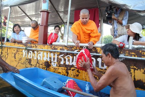 ภาพ No.3840:มูลนิธิธรรมกายช่วยภัยน้ำท่วม ปี พ.ศ.2554 ที่ ต.เกาะเรียน พระนครศรีอยุธยา