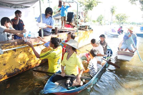 ภาพ No.3839:มูลนิธิธรรมกายช่วยภัยน้ำท่วม ปี พ.ศ.2554 ที่ ต.เกาะเรียน พระนครศรีอยุธยา