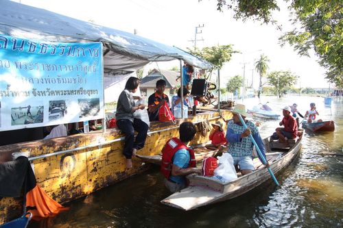 ภาพ No.3843:มูลนิธิธรรมกายช่วยภัยน้ำท่วม ปี พ.ศ.2554 ที่ ต.เกาะเรียน พระนครศรีอยุธยา