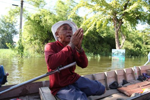 ภาพ No.3841:มูลนิธิธรรมกายช่วยภัยน้ำท่วม ปี พ.ศ.2554 ที่ ต.เกาะเรียน พระนครศรีอยุธยา