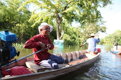 ภาพ No.3842:มูลนิธิธรรมกายช่วยภัยน้ำท่วม ปี พ.ศ.2554 ที่ ต.เกาะเรียน พระนครศรีอยุธยา