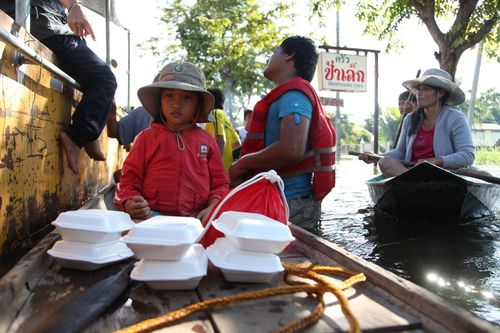 ภาพ No.3845:มูลนิธิธรรมกายช่วยภัยน้ำท่วม ปี พ.ศ.2554 ที่ ต.เกาะเรียน พระนครศรีอยุธยา