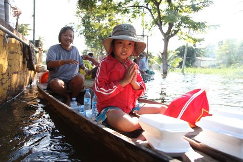 ภาพ No.3846:มูลนิธิธรรมกายช่วยภัยน้ำท่วม ปี พ.ศ.2554 ที่ ต.เกาะเรียน พระนครศรีอยุธยา