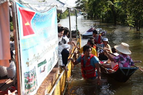ภาพ No.3844:มูลนิธิธรรมกายช่วยภัยน้ำท่วม ปี พ.ศ.2554 ที่ ต.เกาะเรียน พระนครศรีอยุธยา
