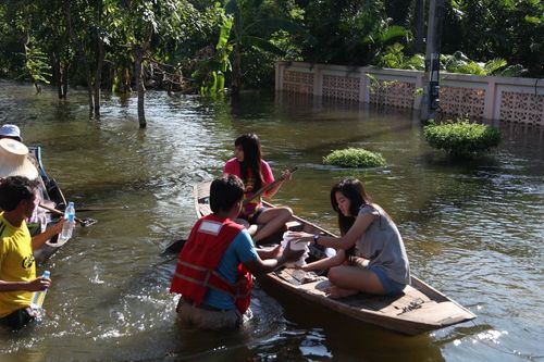 ภาพ No.3847:มูลนิธิธรรมกายช่วยภัยน้ำท่วม ปี พ.ศ.2554 ที่ ต.เกาะเรียน พระนครศรีอยุธยา