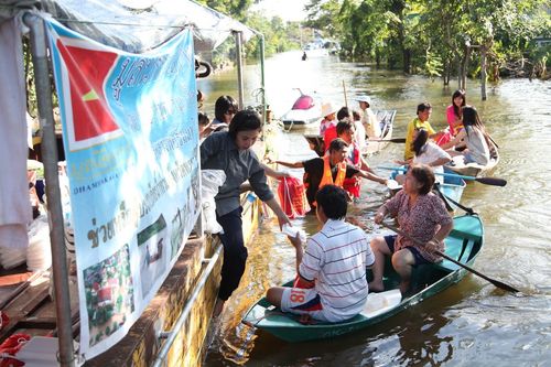ภาพ No.3850:มูลนิธิธรรมกายช่วยภัยน้ำท่วม ปี พ.ศ.2554 ที่ ต.เกาะเรียน พระนครศรีอยุธยา