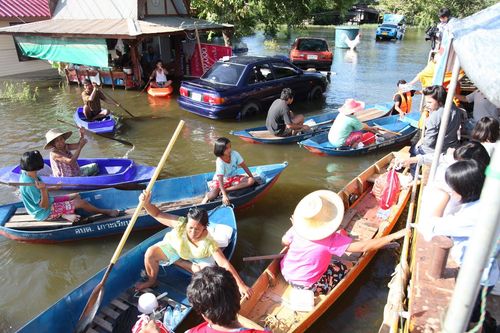 ภาพ No.3848:มูลนิธิธรรมกายช่วยภัยน้ำท่วม ปี พ.ศ.2554 ที่ ต.เกาะเรียน พระนครศรีอยุธยา