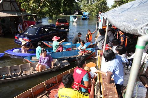 ภาพ No.3853:มูลนิธิธรรมกายช่วยภัยน้ำท่วม ปี พ.ศ.2554 ที่ ต.เกาะเรียน พระนครศรีอยุธยา