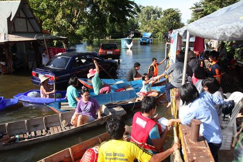 ภาพ No.3866:มูลนิธิธรรมกายช่วยภัยน้ำท่วม ปี พ.ศ.2554 ที่ ต.เกาะเรียน พระนครศรีอยุธยา