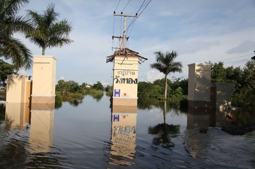 ภาพ No.3849:มูลนิธิธรรมกายช่วยภัยน้ำท่วม ปี พ.ศ.2554 ที่ ต.เกาะเรียน พระนครศรีอยุธยา